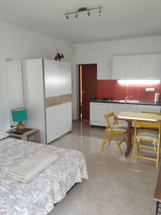 Studio Apartman Violeta II - 50M From The Beach 트로기르 외부 사진