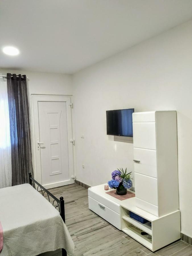 Studio Apartman Violeta II - 50M From The Beach 트로기르 외부 사진